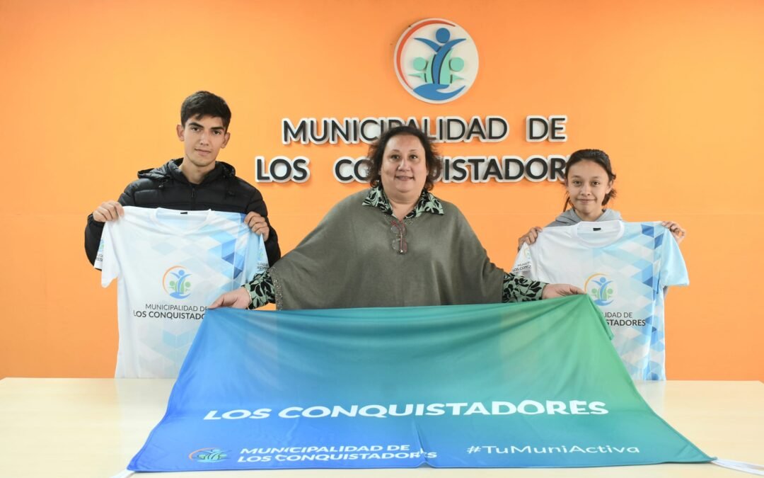 ENTREGA REMERAS Y BANDERA JÓVENES DEPORTISTAS