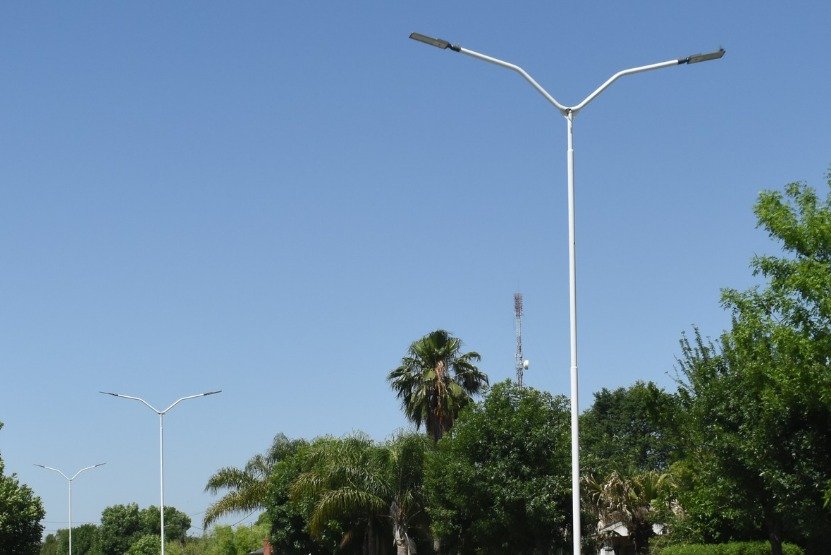 MONTAJE DE NUEVAS COLUMNAS DE ILUMINACIÓN